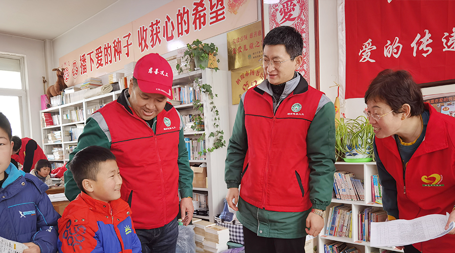 穿新衣領(lǐng)文具盲盒！棲霞市20名孩子收到“新年心愿 ”禮物